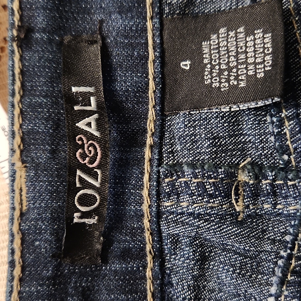 Roz & ALI,  Excellent condition,  Women's Denim skirt, Size 4 - Picture 4 of 7